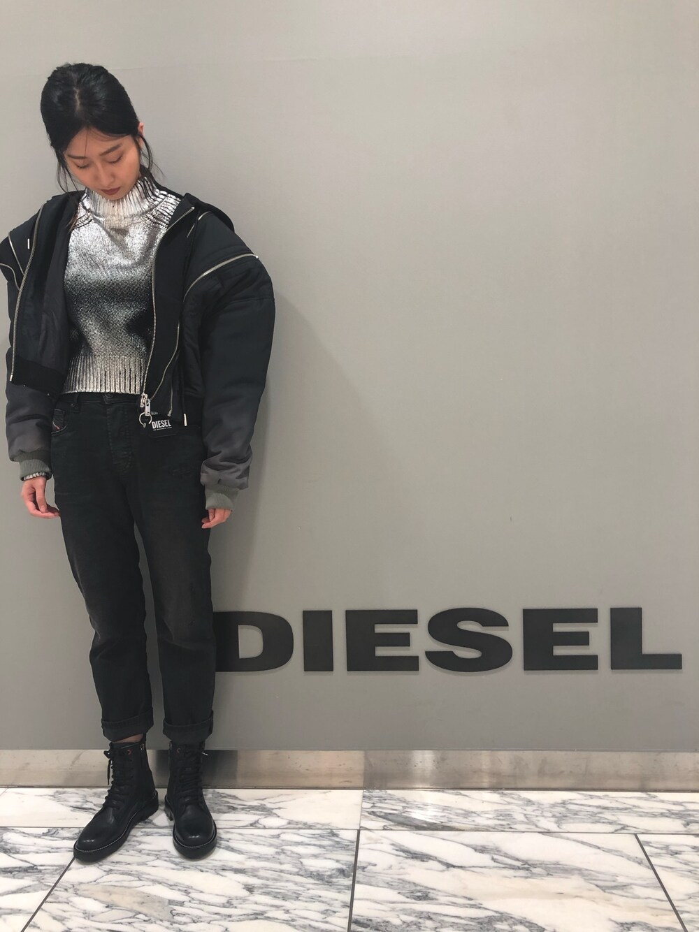 「Diesel、ディーゼル、冬のコーデ、大人カジュアル、アウター」｜「DIESELのレディース ジッパーナイロンパーカージャケット（ナイロンジャケット、ブラック系）」を使った、サラさん（レディース・168cm）の秋コーディネートの1枚目の写真