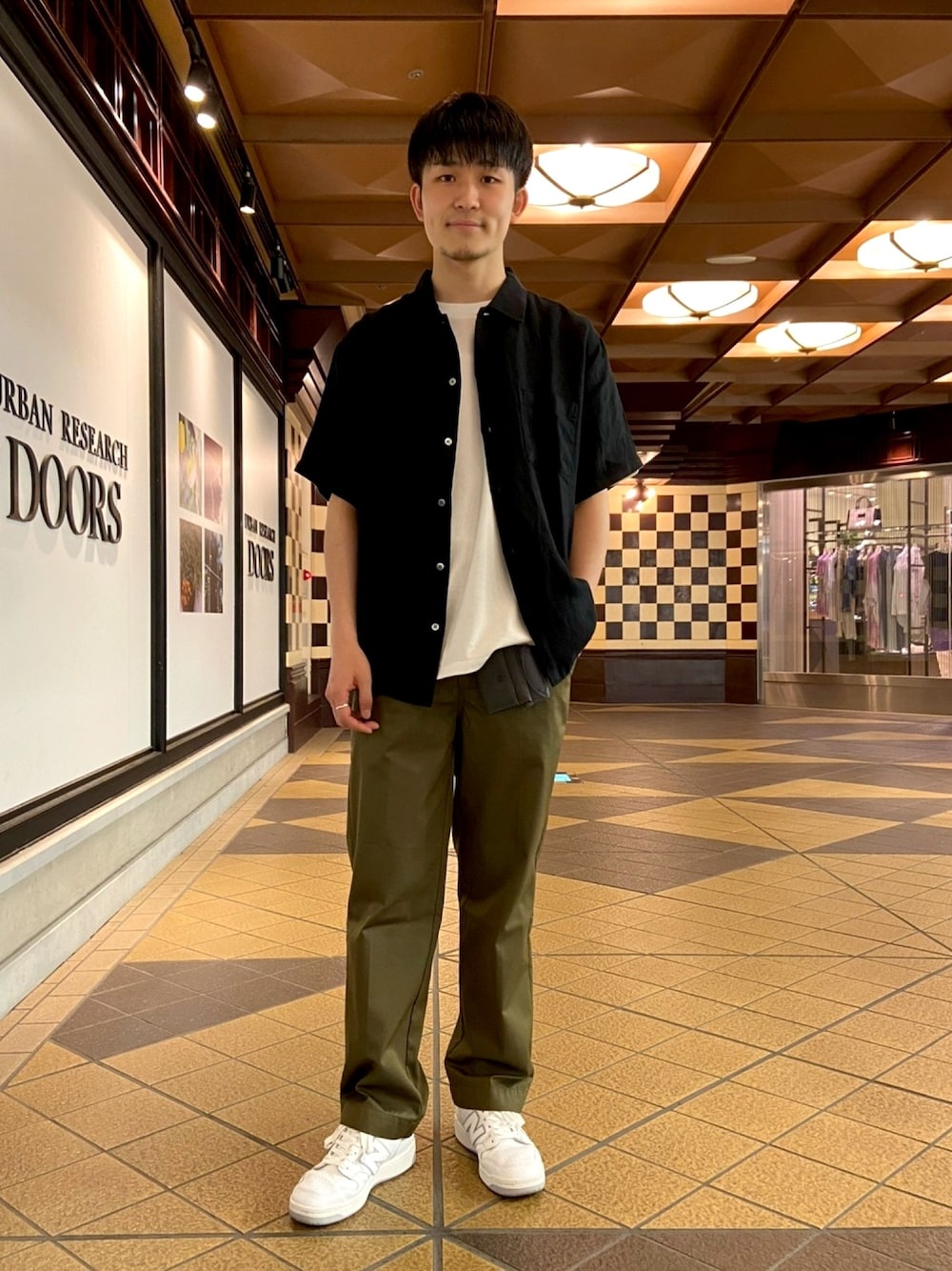 「ブラック、別注、オーバーサイズ、おでかけ、スマートカジュアル、シャツスタイル、オトナカジュアル」｜「URBAN RESEARCH DOORSのハイカウントチノトラウザー（その他、グリーン系）」を使った、R.Tsujiyamaさん（メンズ・175cm）の春コーディネートの1枚目の写真