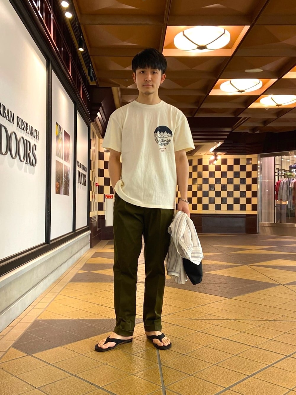 「ロゴT、ベーシック、サンダル、リネンシャツ、URBAN RESEARCH DOORS、URBAN RESEARCH DOORS MENS、アーバンリサーチドアーズ、スラックスコーデ、DOORSTシャツスタイリング企画」｜「URBAN RESEARCH DOORSの亞麻立領八分袖襯衫（トップス、ホワイト系）」を使った、R.Tsujiyamaさん（メンズ・175cm）の春コーディネートの1枚目の写真