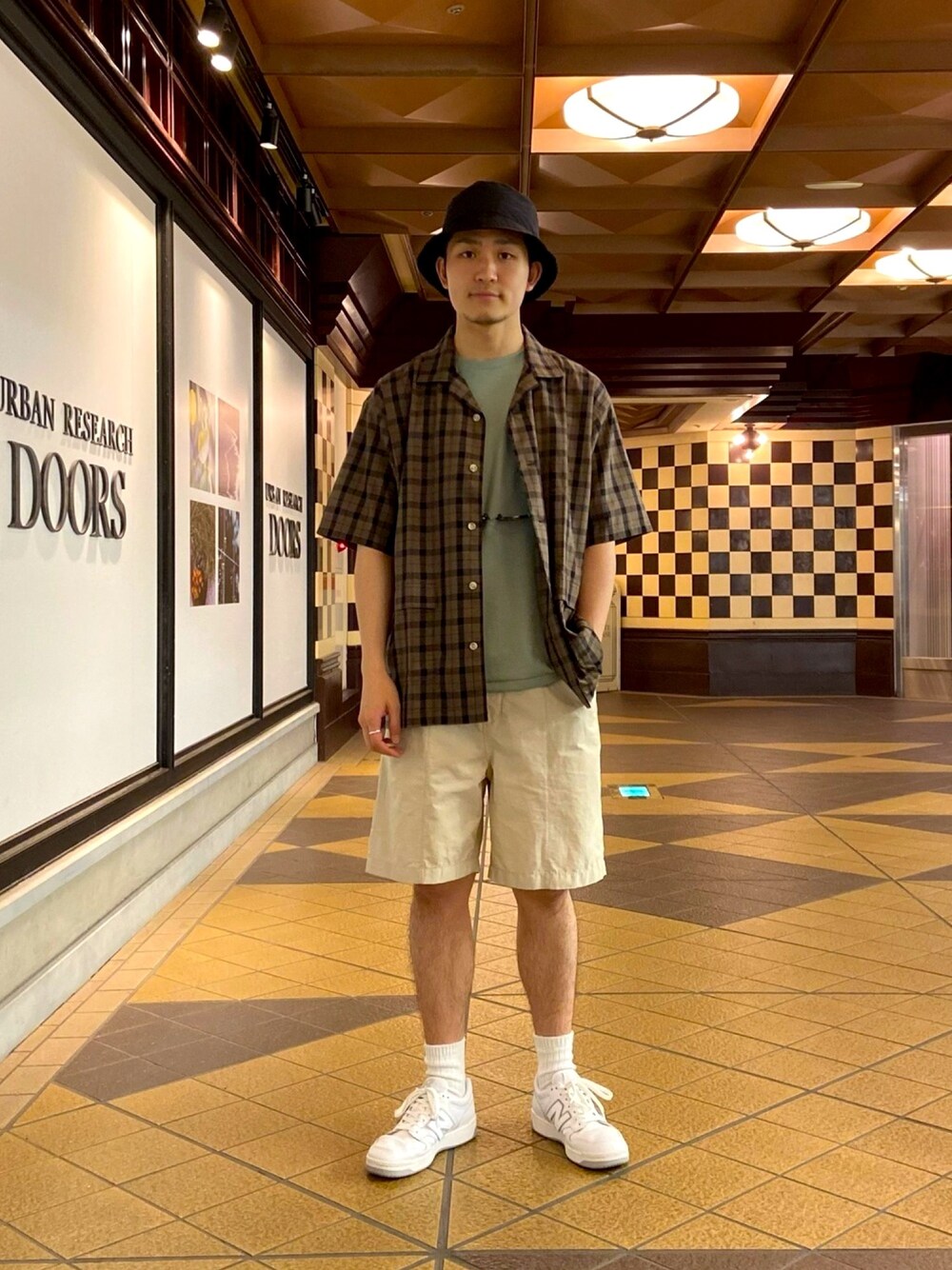 「チェックシャツ、ニューバランス、サングラス、白スニーカー、白パンツ、バケットハット、アクティブ、URBAN RESEARCH DOORS MENS、アーバンリサーチドアーズ、DOORSTシャツスタイリング企画」｜「URBAN RESEARCH DOORSの雙面針織口袋T恤（トップス、その他）」を使った、R.Tsujiyamaさん（メンズ・175cm）の春コーディネートの1枚目の写真