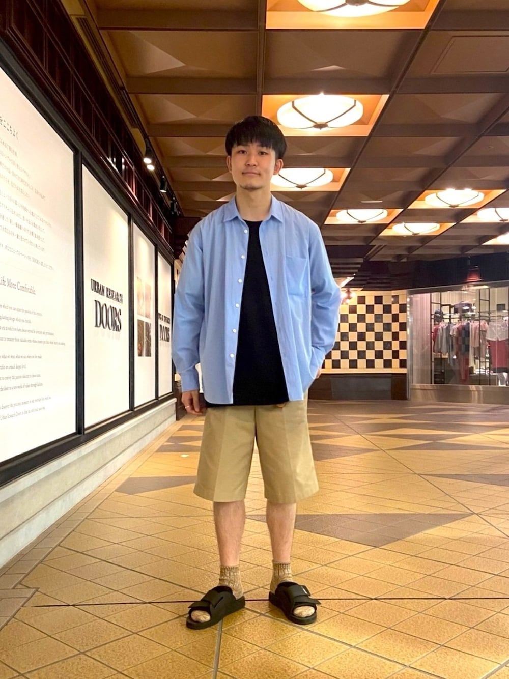 「今日のコーデ、これが私をアゲる服、シンプルコーデ、URBAN RESEARCH DOORS、Moonstar、EKAL、アーバンリサーチドアーズ、ロゴT、サンダル、ショートパンツ」｜「URBAN RESEARCH DOORSの【一部WEB限定サイズ】ファインコットンレギュラーカラーシャツ（シャツ/ブラウス、ブルー系）」を使った、R.Tsujiyamaさん（メンズ・175cm）の春コーディネートの1枚目の写真