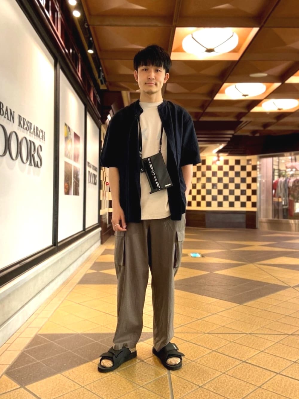 「URBAN RESEARCH DOORS、EKAL、休日スタイル、シンプルコーデ、リネン、プリントTシャツ、カーゴパンツ、サコッシュ、サンダル」｜「FORK&SPOONの【一部WEB限定カラー】FORK&SPOON　バンドカラーフライフロントシャツ（シャツ/ブラウス、ブルー系）」を使った、R.Tsujiyamaさん（メンズ・175cm）の夏コーディネートの1枚目の写真