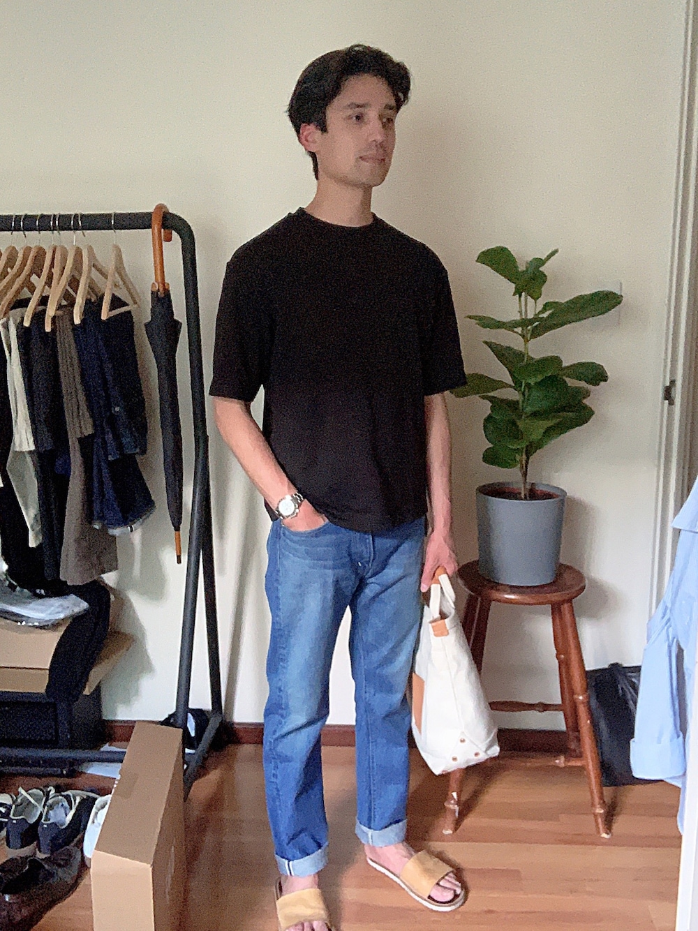 「UNIQLOのアイテム（Tシャツ/カットソー、ブラック系）」を使った、Mark de Souzaさん（メンズ・175cm）の冬コーディネートの1枚目の写真