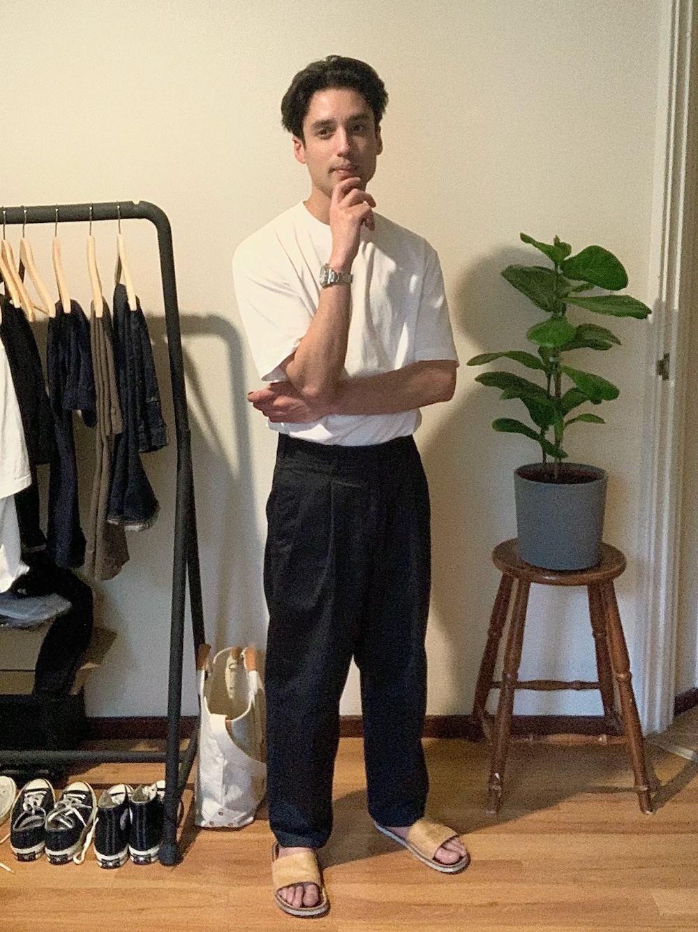 「UNIQLOのアイテム（スラックス、グレー系）」を使った、Mark de Souzaさん（メンズ・175cm）の冬コーディネートの1枚目の写真