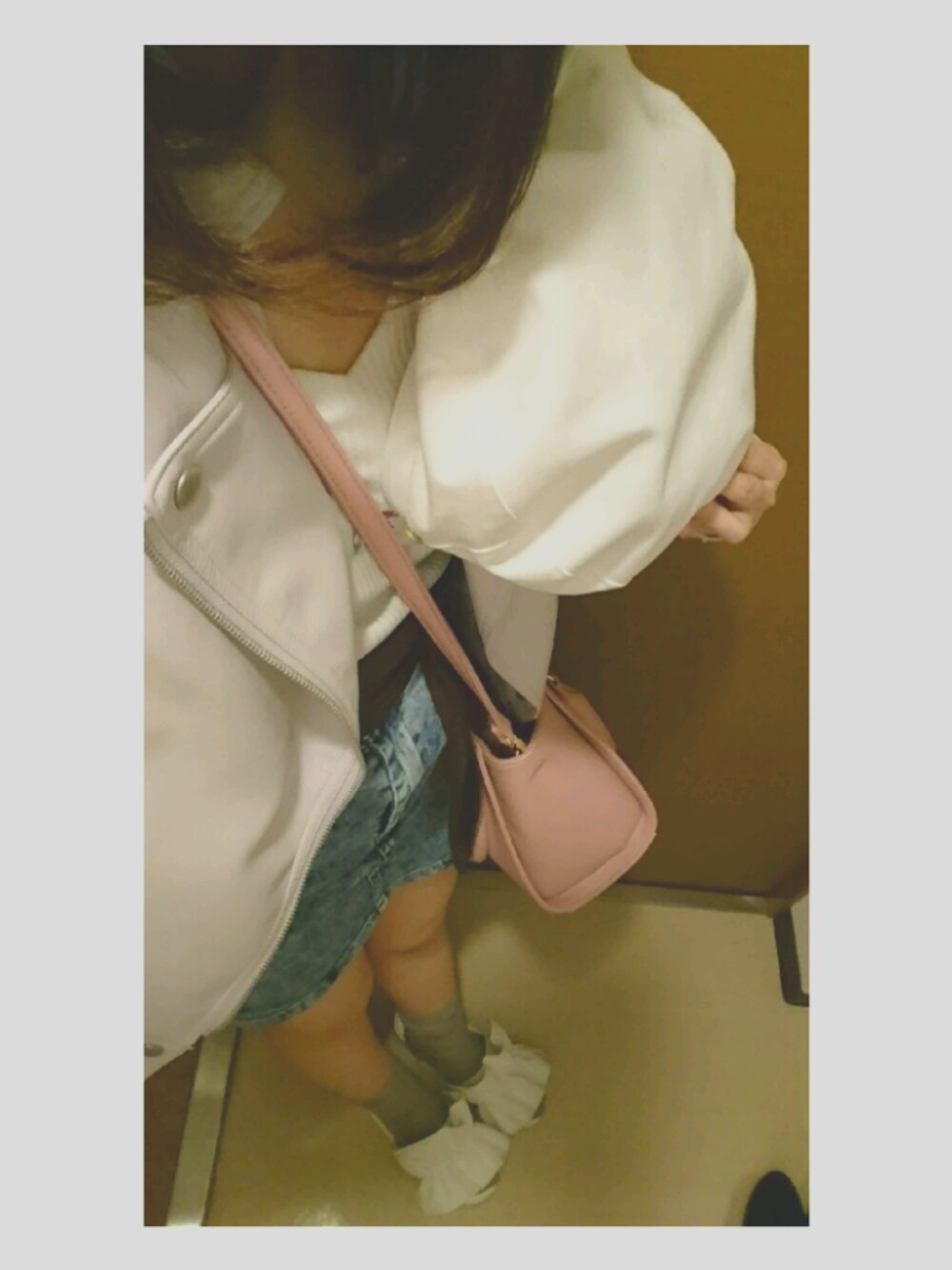 ピンク系のライダースジャケット、ホワイト系のTシャツ/カットソー、ブルー系のデニムスカートを着用したレディースの春コーディネートの1枚目の写真