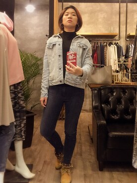 「Abercrombie&Fitch（アバークロンビーアンドフィッチ）のアイテム（デニムジャケット）」を使った、tracyhsuさん（レディース・171cm）の冬コーディネート