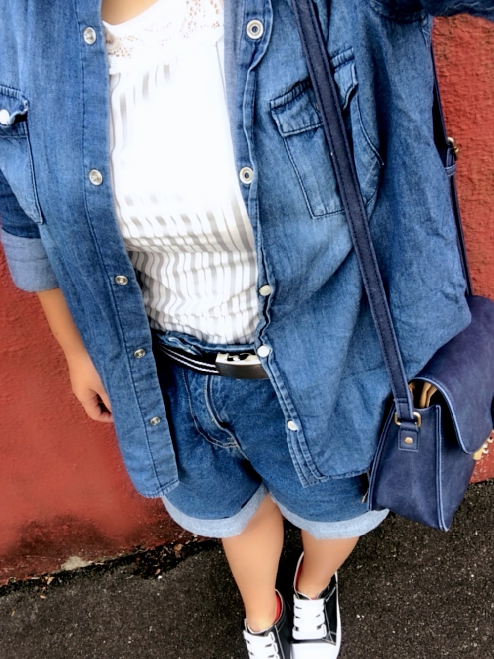 「デニムパンツ、デニムシャツ、しまむら、ブラトップTシャツ、寒い、Honeys、おっぱい」｜「しまむらのアイテム（その他、ホワイト系）」を使った、satomiさん（レディース・140cm）の秋コーディネートの1枚目の写真