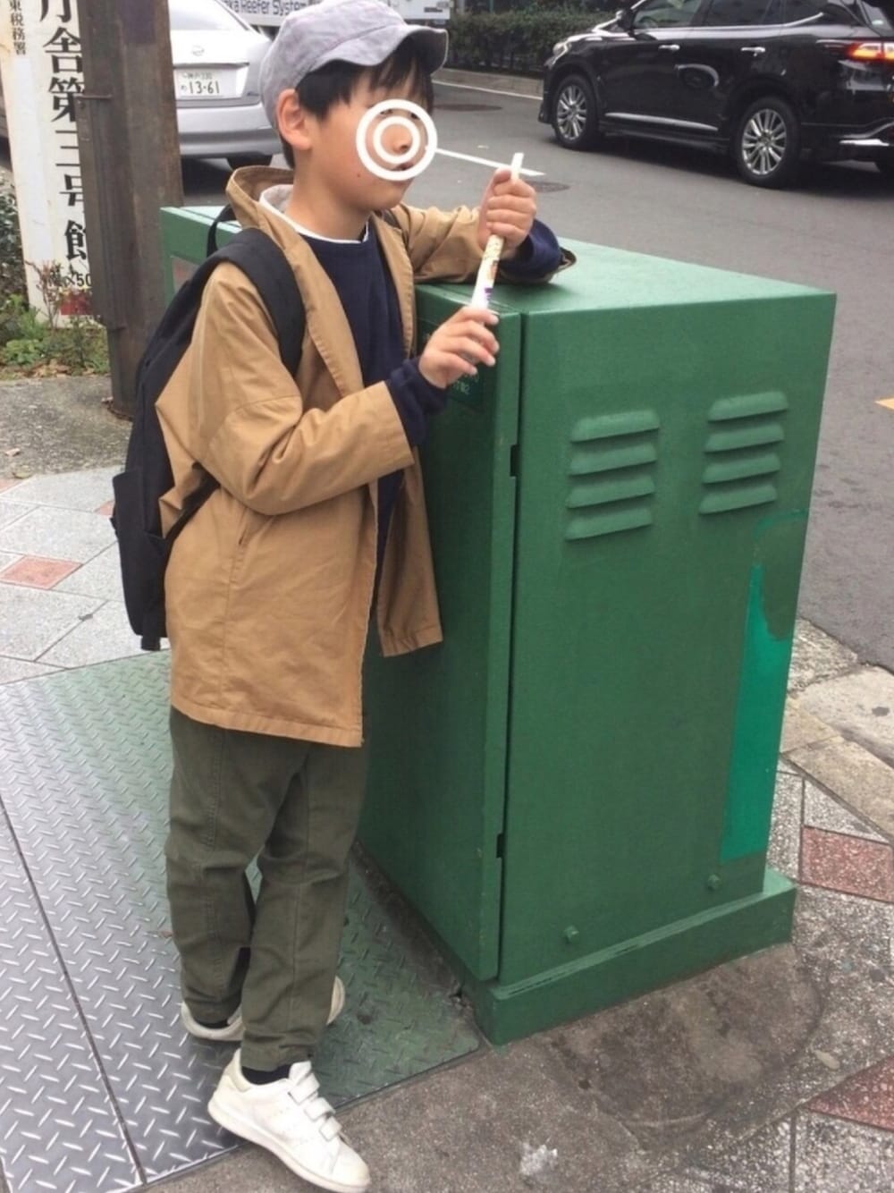 「カジュアルコーデ、カジュアル、シンプル、シンプルコーデ、パンツスタイル、男の子、カーキ、プチプラ、春コーデ、おしゃれさんと繋がりたい」｜「MAISON DE REEFURの【adidas】スタンスミス CF C メゾン キッズ（スニーカー、ホワイト系）」を使った、KITEさん（キッズ・130cm）の春コーディネートの1枚目の写真