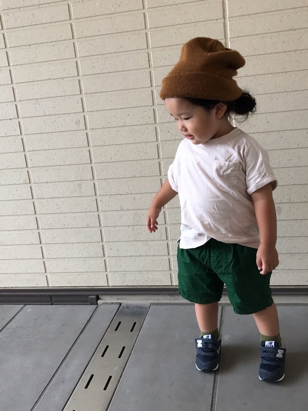 「カジュアル、カジュアルコーデ、シンプル、シンプルコーデ、Tシャツ、ショートパンツ、秋のコーデ、ニット帽、スニーカー、ラフ」｜「quoti use fithのダンプ5ブタケパンツ（その他パンツ、グリーン系）」を使った、KITEさん（キッズ・140cm）の夏コーディネートの1枚目の写真