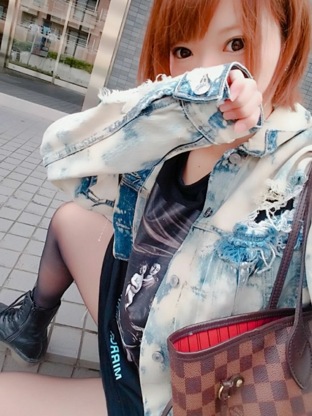 「off whiteのアイテム（Tシャツ/カットソー、ブラック系）」を使った、ゆーいさん（レディース・160cm）の秋コーディネートの1枚目の写真
