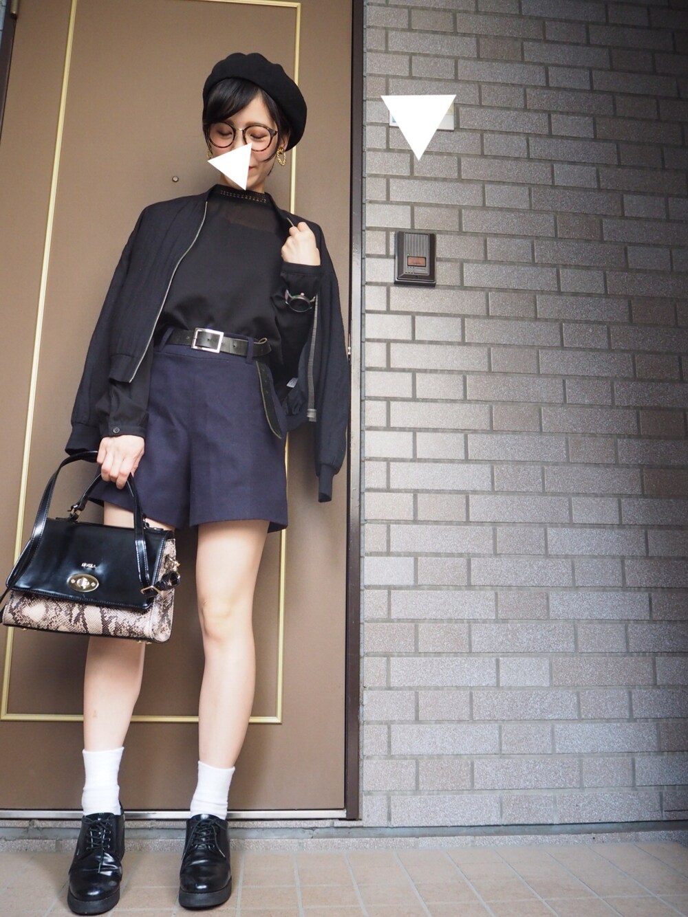 「秋のコーデ、ブラック、ローファー、ベレー帽、ベレー帽×メガネ、ショートパンツ、シンプル、パンツスタイル」｜「archivesのヴィンテージブルゾン（ブルゾン、ブラック系）」を使った、ちょこぱいさん（レディース・150cm）の秋コーディネートの1枚目の写真