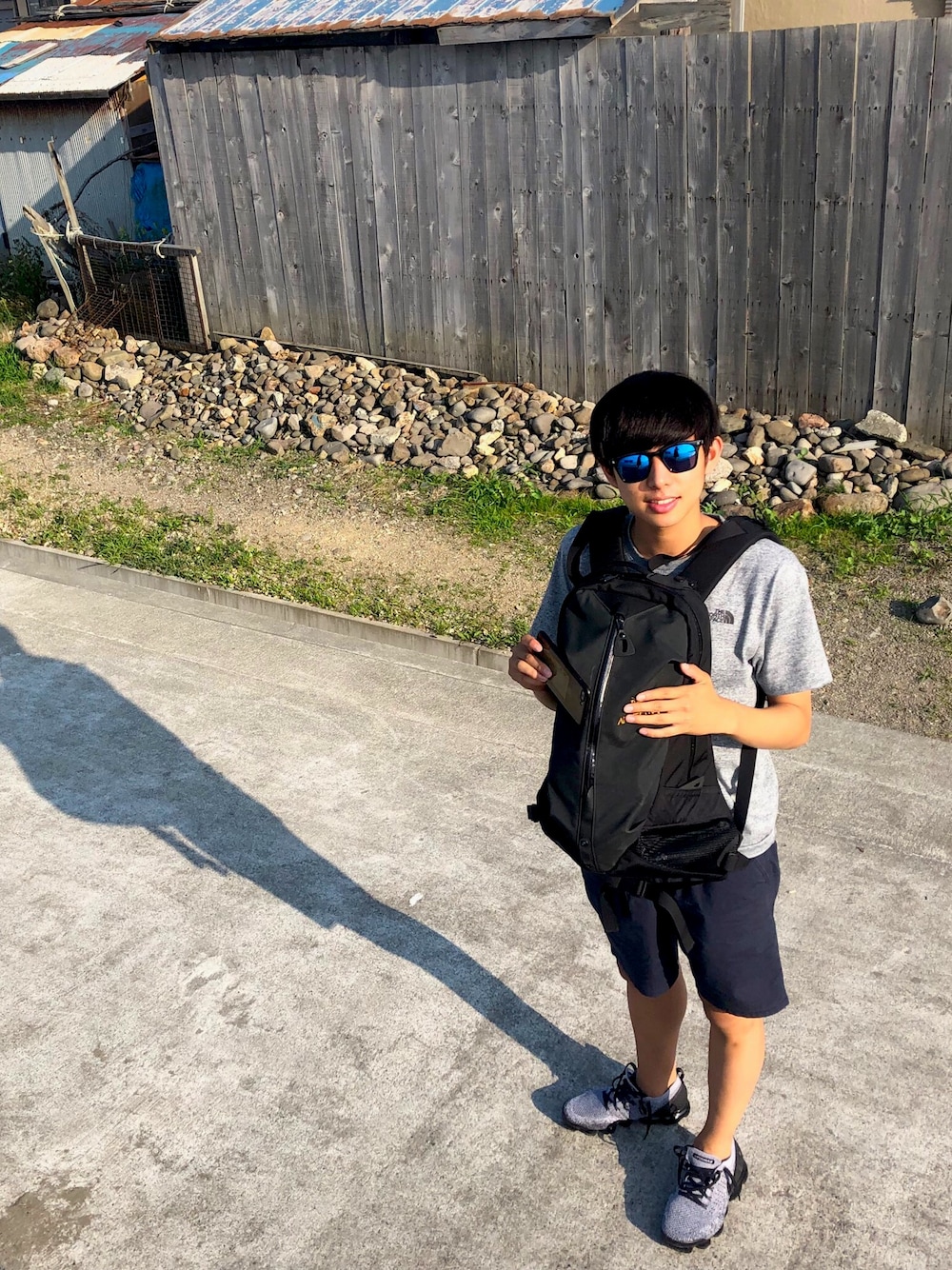「夏、お洒落さんとつながりたい、スニーカーコーデ、summer、ショートパンツ、うみ、高校生、北海道」｜「ARC'TERYXの【ＷＥＢ限定】ARC'TERYX：arro22　アロー22（バックパック/リュック、ブラック系）」を使った、なおたろうさん（メンズ・172cm）の夏コーディネートの1枚目の写真