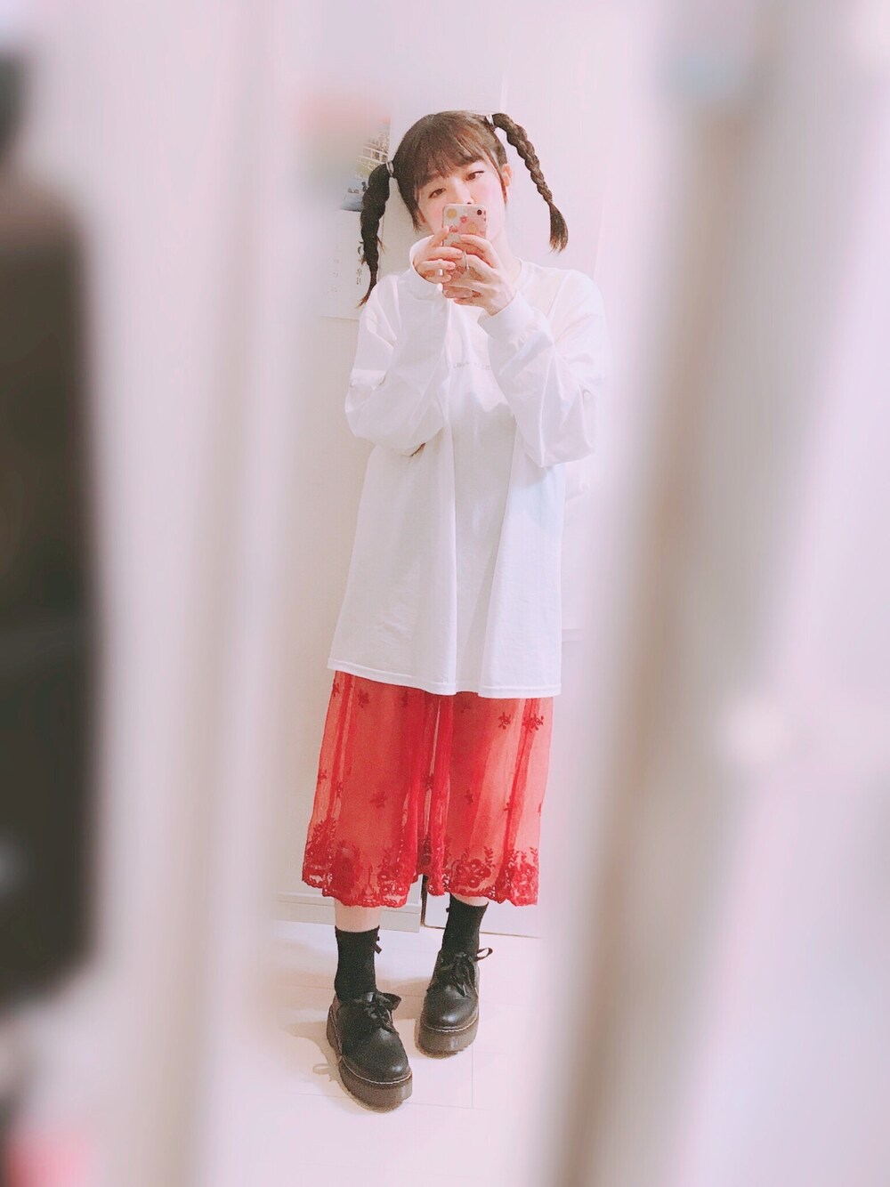「休日スタイル、おしゃれさんと繋がりたい、ロンT、厚底シューズ、ビッグシルエット、レーススカート、ツインテール、イーハイフンワールドギャラリー(E hyphen world gallery)、ストリート、原宿」｜「LiSAのアイテム（Tシャツ/カットソー、ホワイト系）」を使った、ぴより☺︎さん（レディース・157cm）の夏コーディネートの1枚目の写真