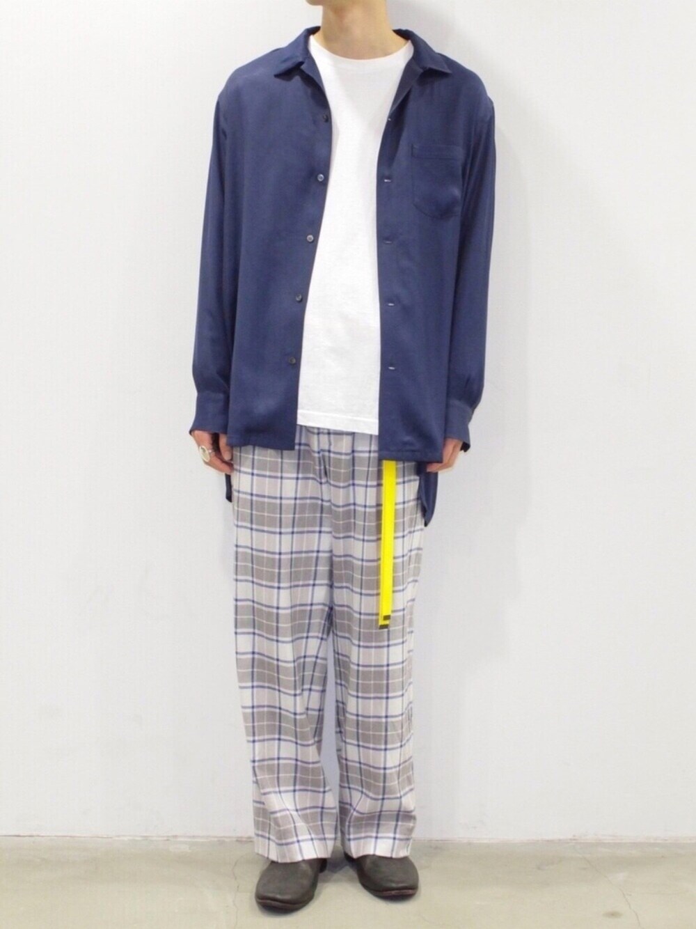 ブルー系のシャツ/ブラウス、ホワイト系のスラックス、イエロー系のベルトを着用したメンズの冬コーディネートの1枚目の写真