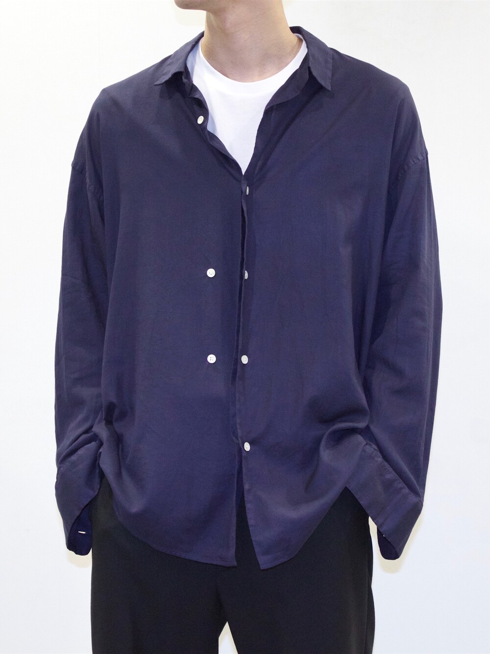 パープル系のシャツ/ブラウスを着用したメンズの夏コーディネートの1枚目の写真