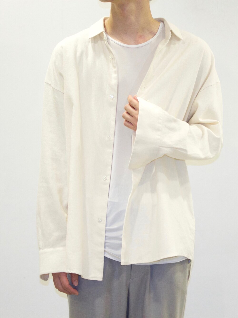 ベージュ系のシャツ/ブラウスを着用したメンズの夏コーディネートの1枚目の写真