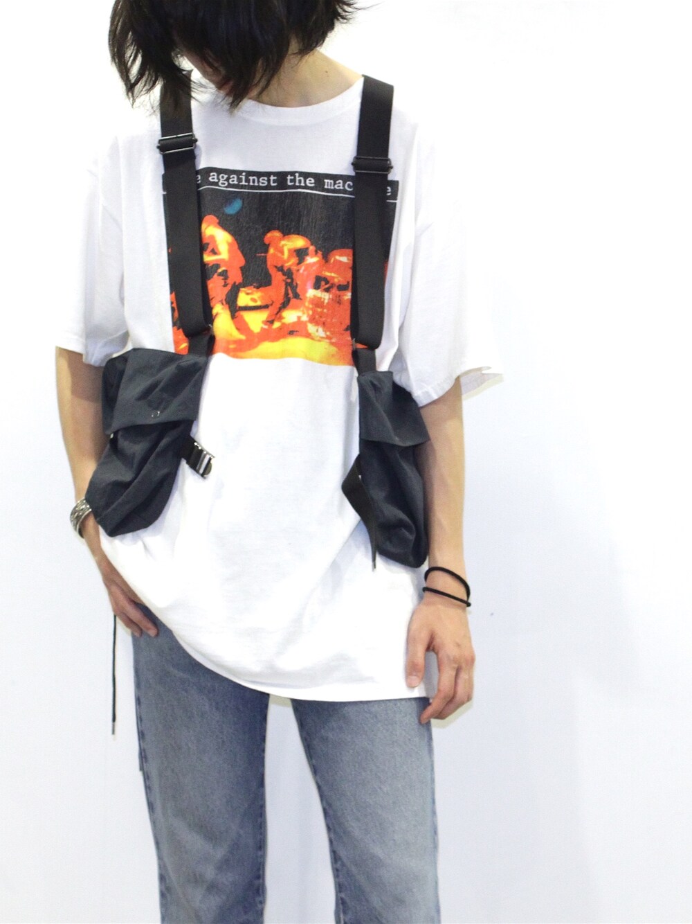 ホワイト系のTシャツ/カットソーを着用したメンズの夏コーディネートの1枚目の写真