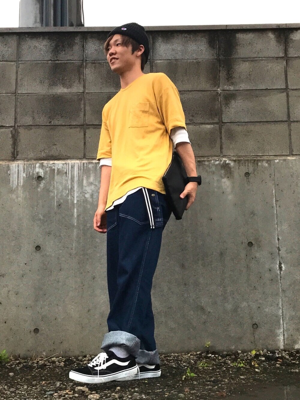 「リラックススタイル、おしゃれさんと繋がりたい、夏コーデ、ビッグシルエット、プチプラ、ロールアップ、ゆるコーデ、デニムパンツ、ニット帽、黒」｜「RAGEBLUEのショートクラッチバッグ/743644（クラッチバッグ、ブラック系）」を使った、Maruki○◉さん（メンズ・166cm）の夏コーディネートの1枚目の写真