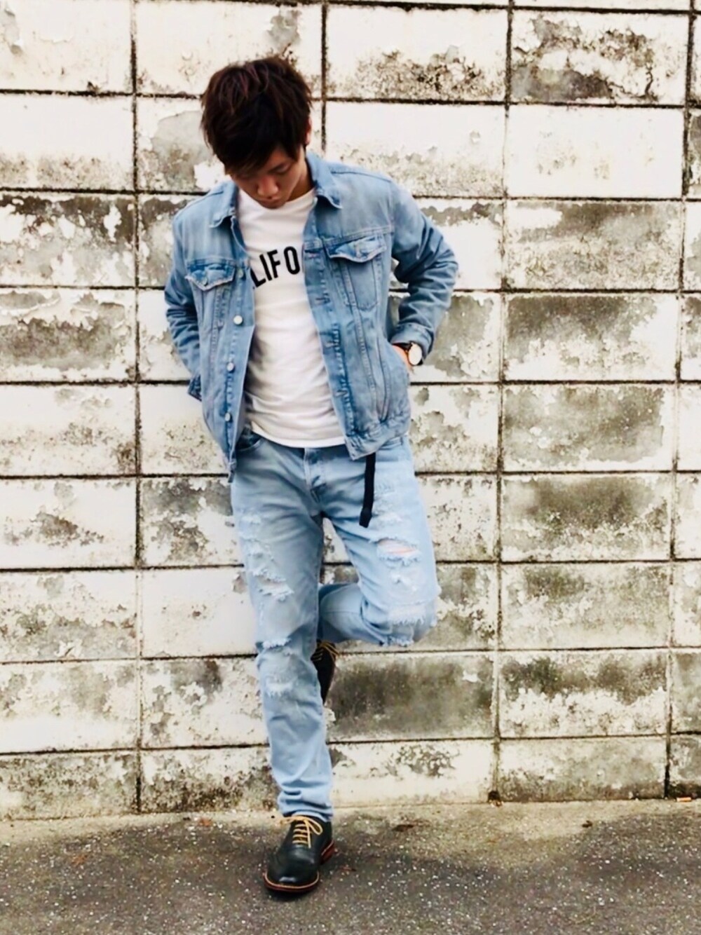 ブルー系のデニムジャケット、ホワイト系のTシャツ/カットソー、ブルー系のデニムパンツを着用したメンズの秋コーディネートの1枚目の写真