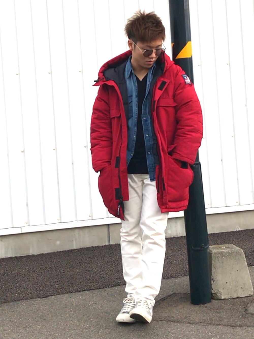 レッド系のダウンジャケット/コート、ブラック系のTシャツ/カットソー、ブルー系のシャツ/ブラウスを着用したメンズの冬コーディネートの1枚目の写真