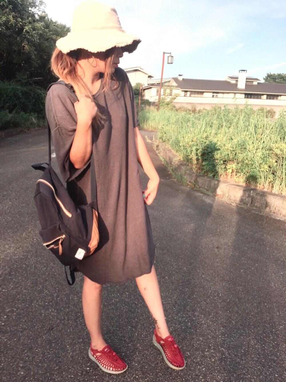 グレー系のTシャツ/カットソー、レッド系のサンダル、ブルー系のバッグを着用したレディースの夏コーディネートの1枚目の写真