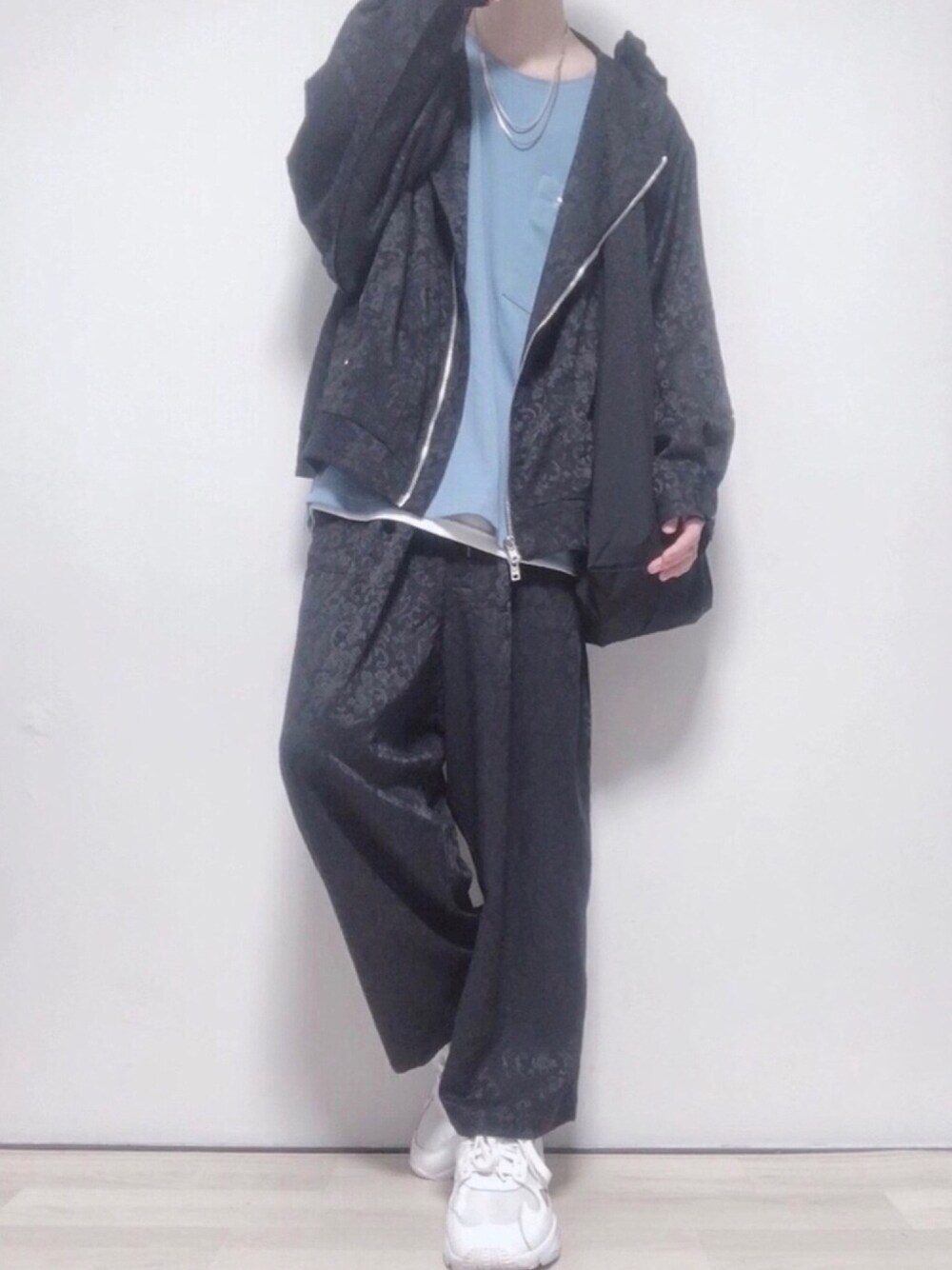 「秋服、今日のコーデ、お洒落さんとつながりたい、大人カジュアル、リラックススタイル、スニーカーコーデ、レイヤードスタイル、ラフ、ワイドパンツ、秋」｜「KUUUPYのKUUUPY - 4wayサージカルステンレスネックレス（ネックレス、シルバー系）」を使った、ただしさん（メンズ・170cm）の秋コーディネートの1枚目の写真