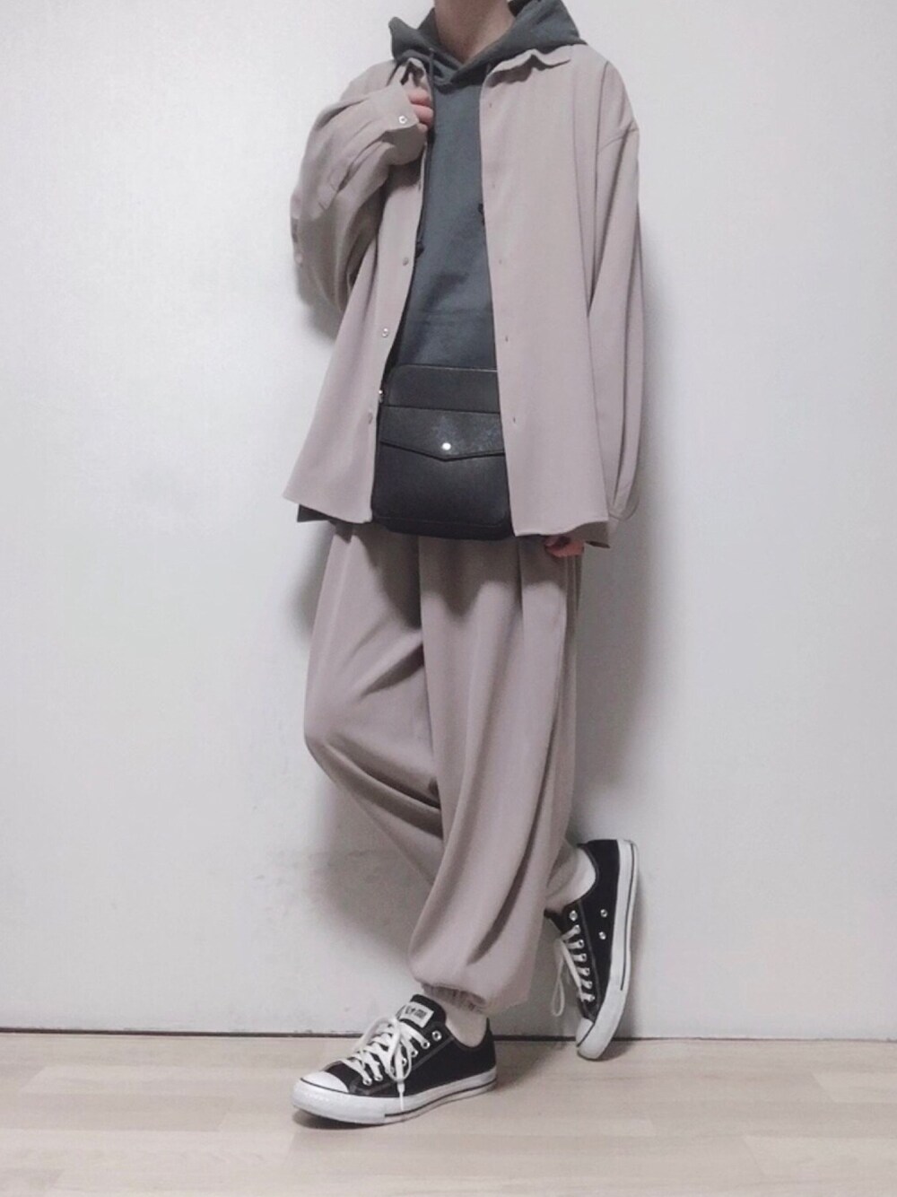 「おしゃれさんと繋がりたい、今日のコーデ、オトナカジュアル、春コーデ、キレイめ、パーカー、ootd、くすみカラー、スニーカーコーデ、セットアップ」｜「KUUUPYの2way Back Front Fly Shirts - 2way 背面比翼シャツ（シャツ/ブラウス、ベージュ系）」を使った、ただしさん（メンズ・170cm）の冬コーディネートの1枚目の写真