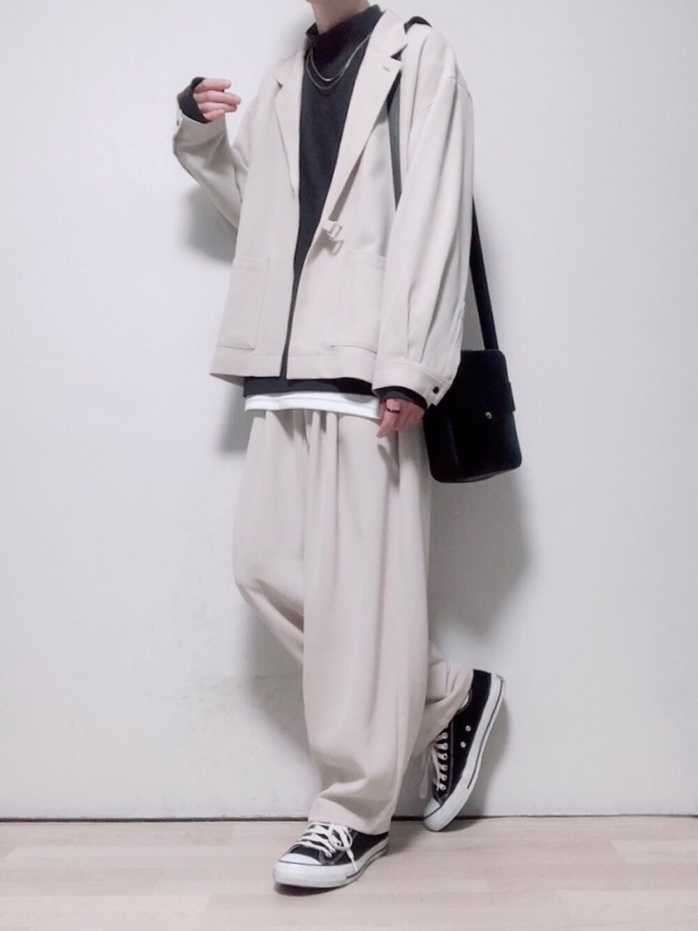 「セットアップ、お洒落さんとつながりたい、大人コーデ、キレイめ、ゆるコーデ、UNIQLO、くすみカラー、オフホワイト、セットアップコーデ、はるコーデ」｜「KUUUPYのKUUUPY - 4wayサージカルステンレスネックレス（ネックレス、シルバー系）」を使った、ただしさん（メンズ・170cm）の冬コーディネートの1枚目の写真