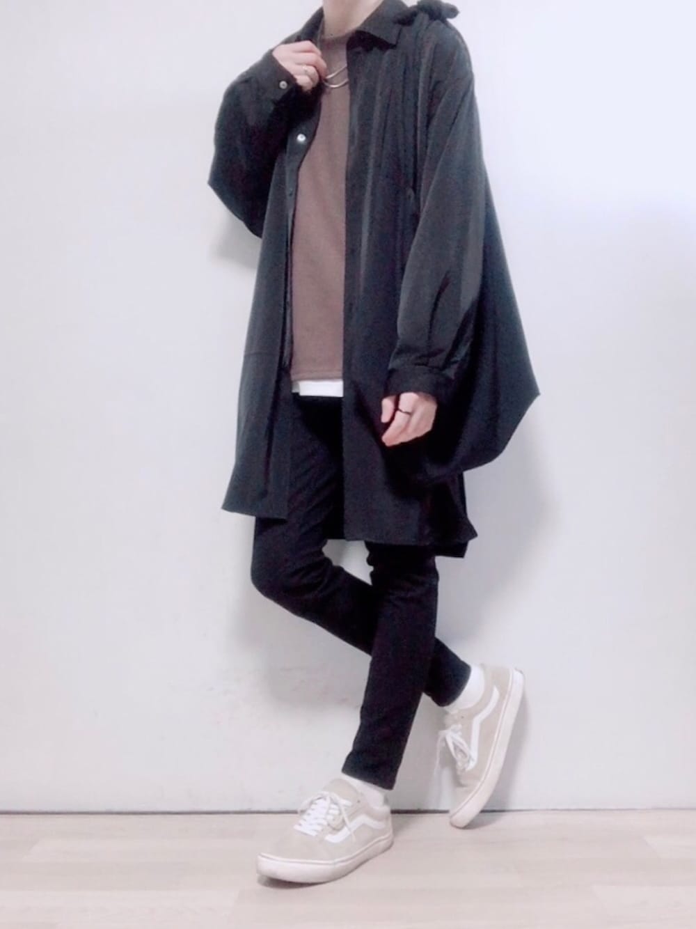 「春めきシューズ、おしゃれさんと繋がりたい、大人カジュアル、スニーカー、カジュアル、休日コーデ、ラフ、ブラック、はるコーデ、レイヤードスタイル」｜「KUUUPYのKUUUPY - 4wayサージカルステンレスネックレス（ネックレス、シルバー系）」を使った、ただしさん（メンズ・170cm）の春コーディネートの1枚目の写真