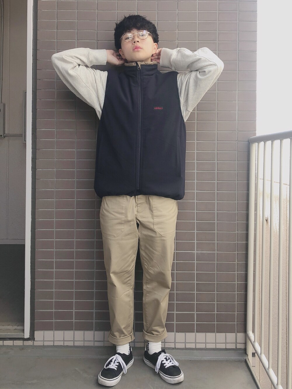 「シンプル、ベスト、めがね、VANS、GRAMICCI、UNIQLO、GU、ゆるコーデ」｜「Gramicciの【GRAMICCI(グラミチ)】TRリバーシブルベスト（その他アウター、ブルー系）」を使った、よさん（レディース・160cm）の春コーディネートの1枚目の写真
