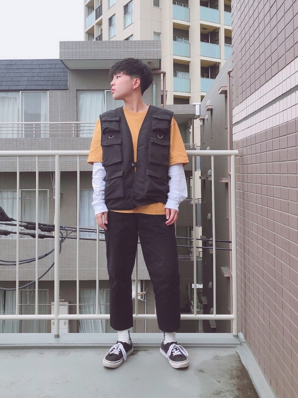 「シンプル、ゆるコーデ、フィッシングベスト、UNIQLO、オーバーサイズ、RAGEBLUE、VANS、carhartt、夏だ！Tシャツ着よう！」｜「UNIQLOのオーバーサイズクルーネックT（半袖）（Tシャツ/カットソー、イエロー系）」を使った、よさん（メンズ・160cm）の夏コーディネートの1枚目の写真