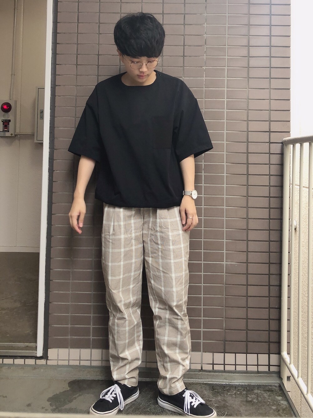 「シンプル、ゆるコーデ、チェックパンツ、RAGEBLUE、VANS、めがね、オーバーサイズ、SENSEOFPLACE」｜「RAGEBLUEの【SORONA(R)使用】HY-TEKユーティリティプルオーバー/838777（シャツ/ブラウス、ブラック系）」を使った、よさん（メンズ・160cm）の夏コーディネートの1枚目の写真