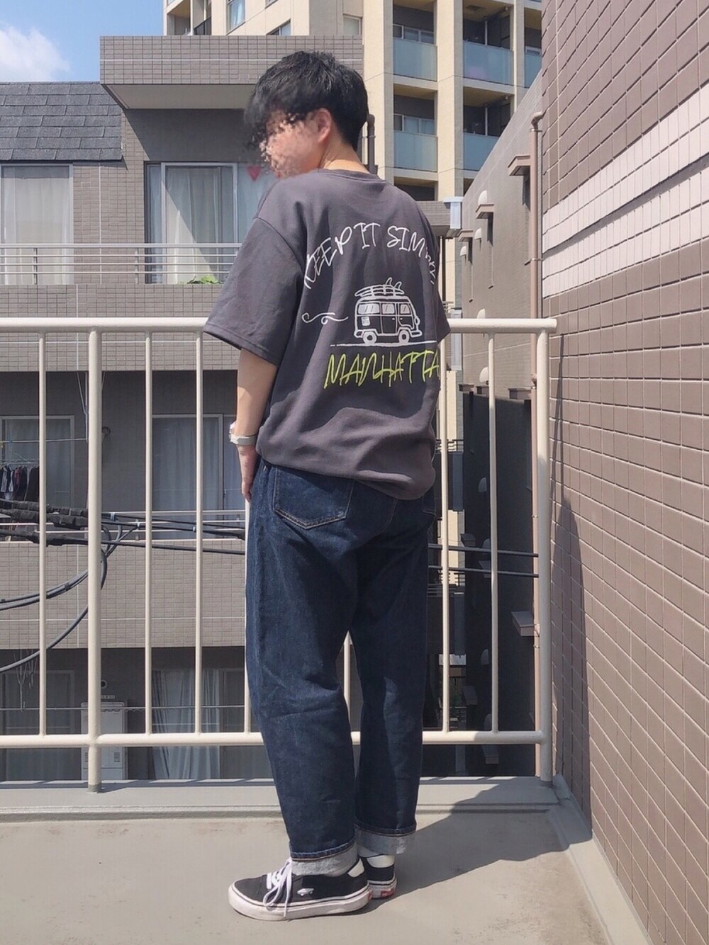 「夏、シンプル、ゆるコーデ、デニム、Tシャツ、VANS、スニーカー、シンプルコーデ、オーバーサイズ、ビッグシルエット」｜「no brandのアイテム（トップス、グレー系）」を使った、よさん（メンズ・160cm）の夏コーディネートの1枚目の写真
