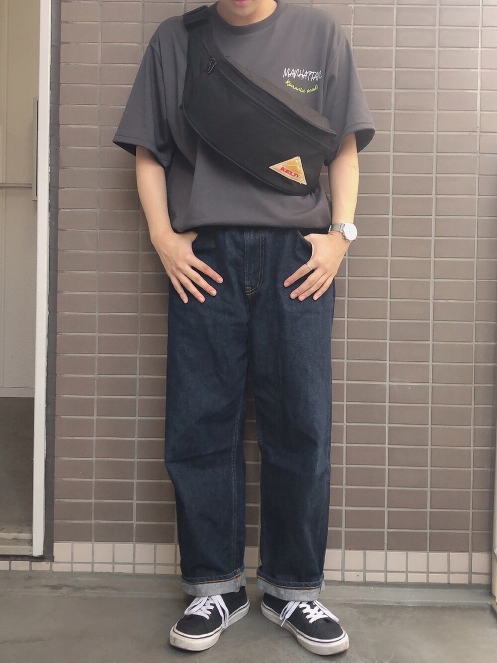 「夏、シンプル、シンプルコーデ、ゆるコーデ、デニム、ビックシルエット、オーバーサイズ、スニーカー、VANS」｜「KELTYの【KELTY/ケルティ】ナイロンボディバッグ　ミニファニー / MINI FANNY（ボディバッグ/ウエストポーチ、ブラック系）」を使った、よさん（メンズ・160cm）の夏コーディネートの1枚目の写真