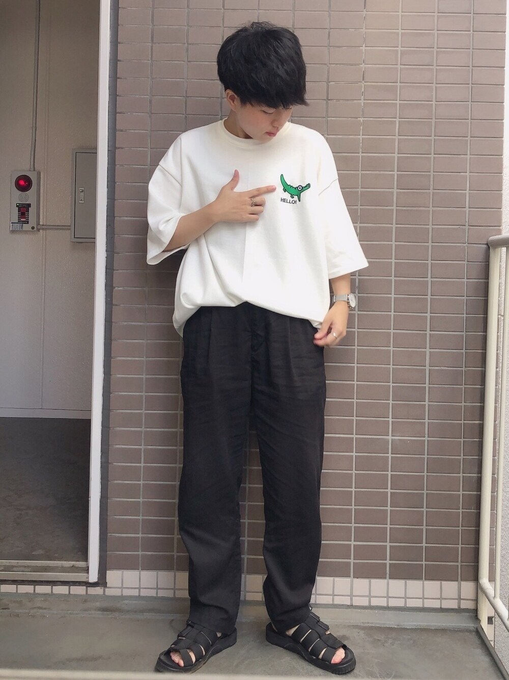 「シンプルコーデ、Tシャツ、サンダル、ゆるコーデ、スラックス、niko and ...、SHAKA、モノトーン」｜「no brandのアイテム（トップス、ホワイト系）」を使った、よさん（メンズ・160cm）の夏コーディネートの1枚目の写真
