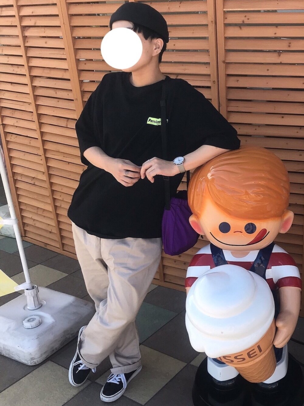 「シンプルコーデ、ゆるコーデ、ベージュ、黒Tシャツ、ビーニー、ビッグシルエット、オーバーサイズ、VANS、古着、古着MIX」｜「no brandのアイテム（トップス、ブラック系）」を使った、よさん（メンズ・160cm）の秋コーディネートの1枚目の写真
