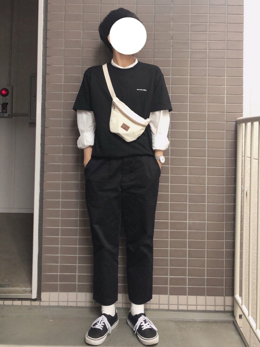 「シンプル、ゆるコーデ、オールブラック、モノトーン、ノーカラーシャツ、バンドカラー、黒Tシャツ、GU、VANS」｜「FREAK'S STOREのPark Deli/パークデリ Fanny Pack/ファニーパック（ボディバッグ/ウエストポーチ、ホワイト系）」を使った、よさん（メンズ・160cm）の秋コーディネートの1枚目の写真