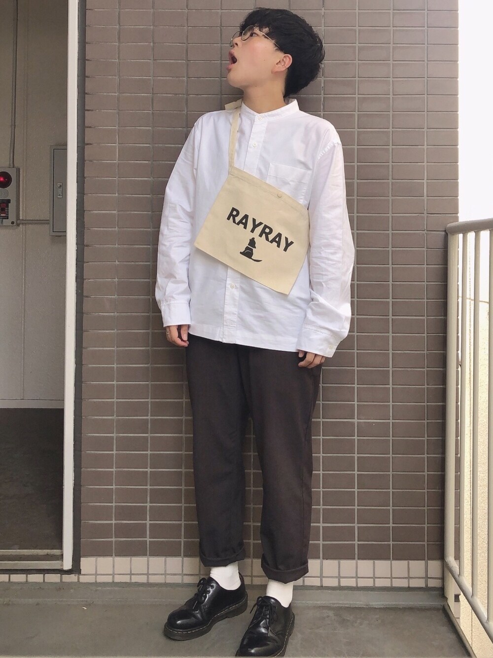 「秋、シンプル、ゆるコーデ、バンドカラー、白シャツ、ブラウン、Dr.Martens、めがね、サコッシュ、クラシックメガネコーデ」｜「無印良品のアイテム（トップス、ホワイト系）」を使った、よさん（メンズ・160cm）の秋コーディネートの1枚目の写真