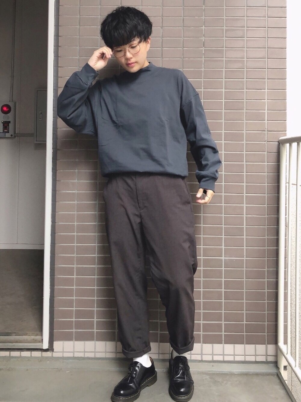 「クラシックメガネコーデ、シンプル、ゆるコーデ、オーバーサイズ、秋コーデ、ブラウン、モックネック、UNIQLO U」｜「UNIQLOのモックネックT（長袖）（Tシャツ/カットソー、グレー系）」を使った、よさん（メンズ・160cm）の秋コーディネートの1枚目の写真