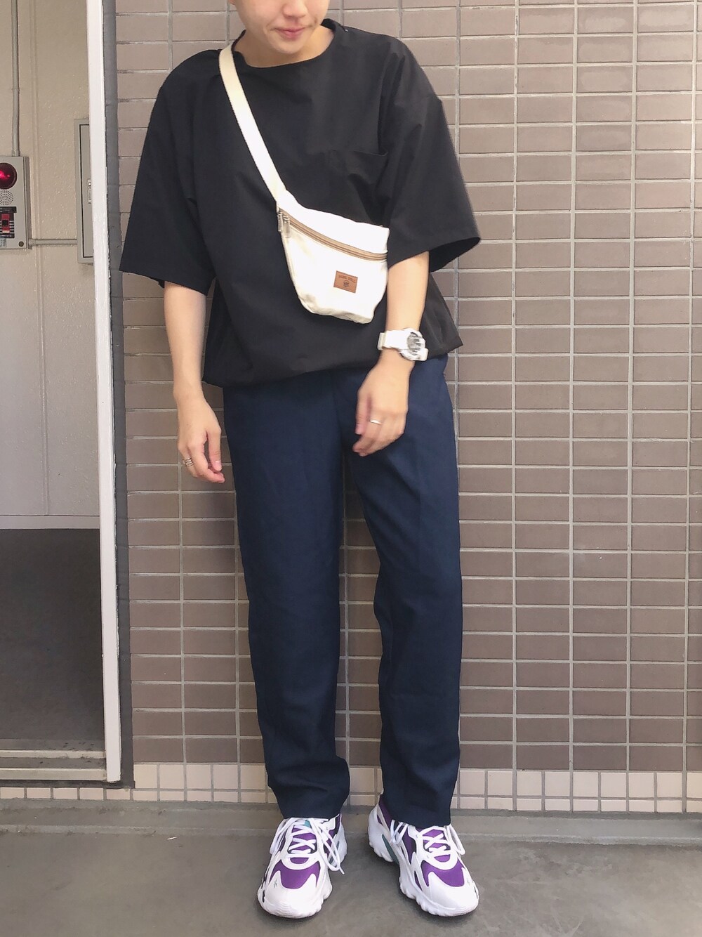 「シンプルコーデ、ゆるコーデ、ネイビー、スニーカー、RAGEBLUE、reebok、古着、古着MIX、カラーパンツ」｜「RAGEBLUEの【SORONA(R)使用】HY-TEKユーティリティプルオーバー/838777（シャツ/ブラウス、ブラック系）」を使った、よさん（メンズ・160cm）の秋コーディネートの1枚目の写真