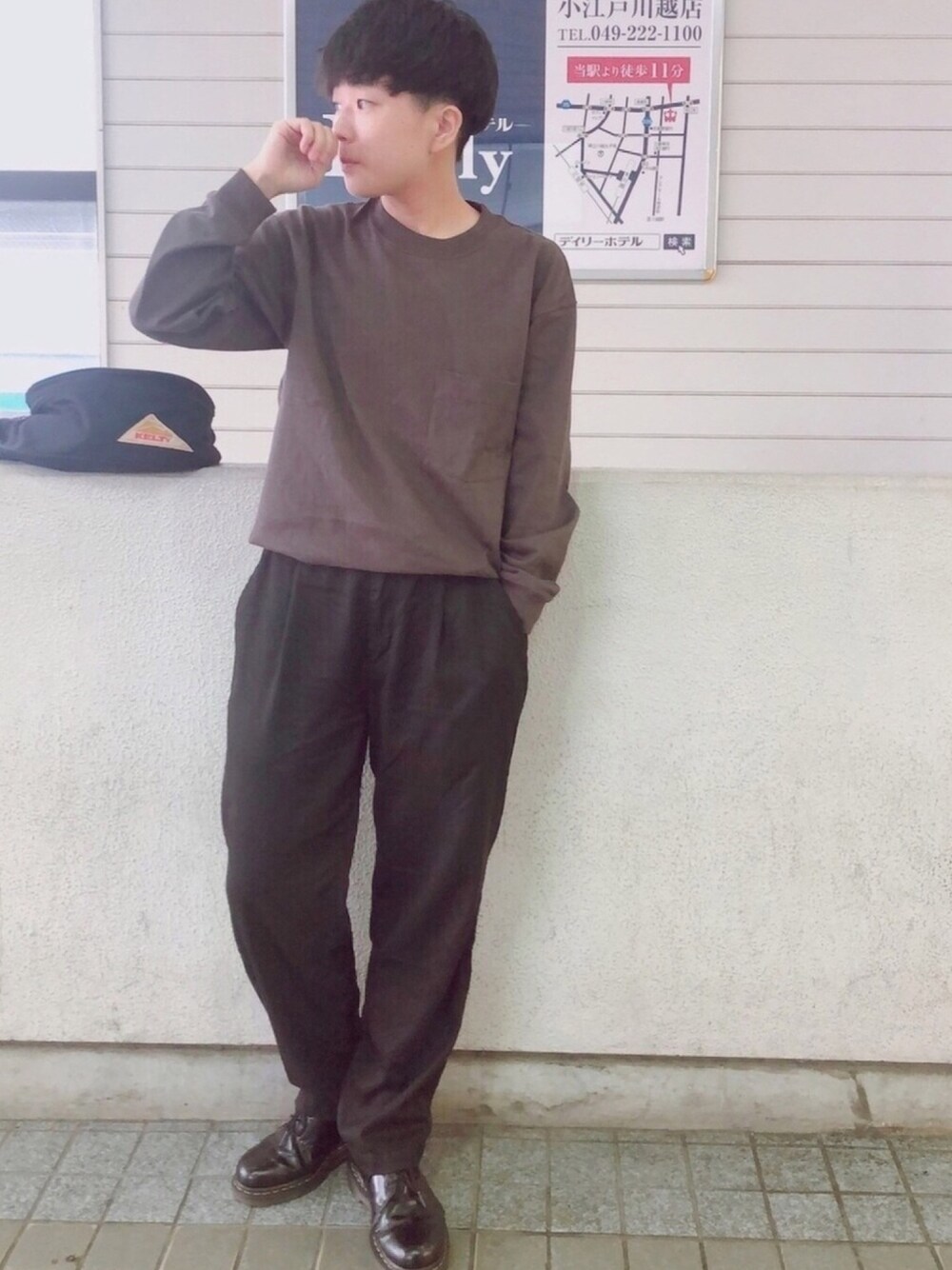 「秋のコーデ、シンプル、ゆるコーデ、ブラウン、スラックス、ロンT、Dr.Martens、UNIQLO、タックイン」｜「UNIQLOのクルーネックT（長袖）（Tシャツ/カットソー、ブラウン系）」を使った、よさん（メンズ・160cm）の秋コーディネートの1枚目の写真