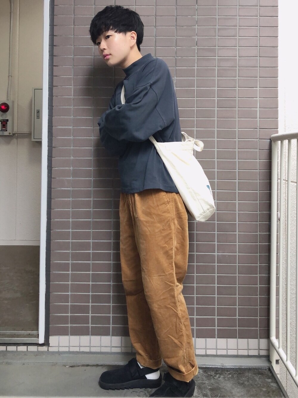 「カジュアルコーデ、シンプル、秋冬コーデ、コーデュロイ、コーデュロイパンツ、モックネック、UNIQLO、coen、ビートニック、kutir」｜「UNIQLOのモックネックT（長袖）（Tシャツ/カットソー、グレー系）」を使った、よさん（メンズ・160cm）の秋コーディネートの1枚目の写真