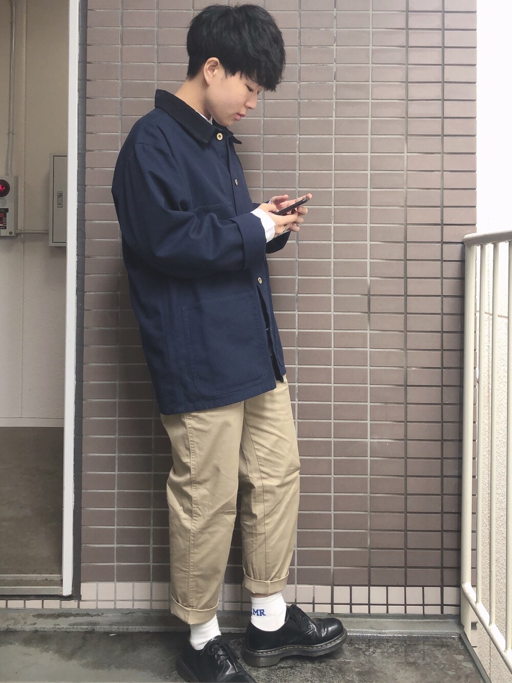 「ゆるコーデ、オーバーサイズ、カバーオール、秋のコーデ、Dr.Martens、GU、ラフ、ジャケット」｜「UNIVERSAL OVERALLのUNIVERSAL OVERALL/CORDUROY COLLAR COVERALL（カバーオール、ブルー系）」を使った、よさん（メンズ・160cm）の秋コーディネートの1枚目の写真