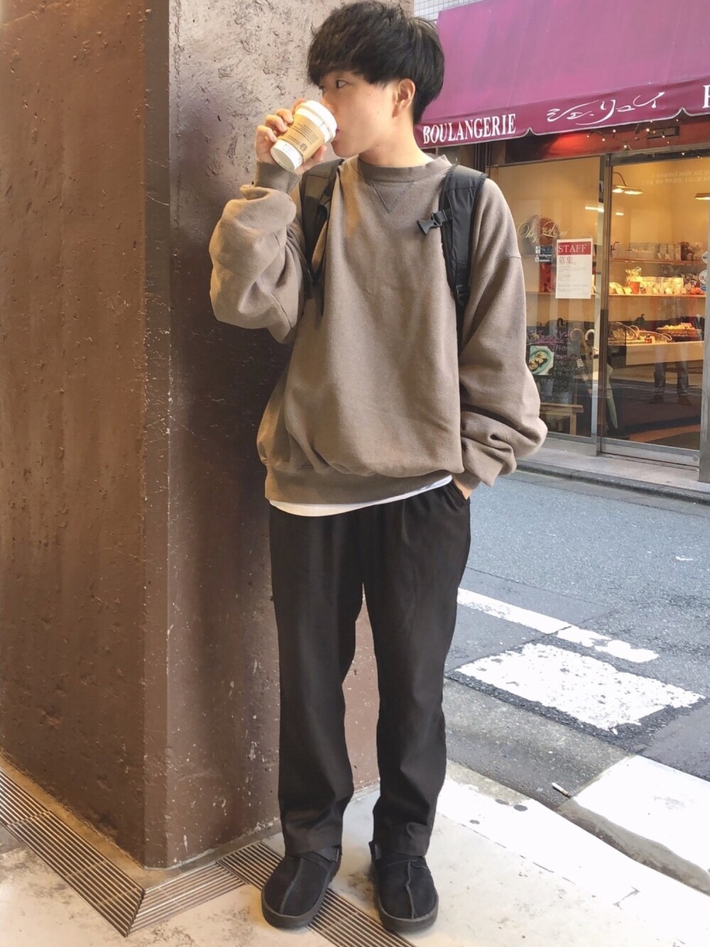 「ラクチンコーデ、秋のコーデ、ゆるコーデ、オーバーサイズ、スウェット、スラックス、ビートニック、リュック、古着、古着MIX」｜「Championのアイテム（スウェット、ブラウン系）」を使った、よさん（メンズ・160cm）の秋コーディネートの1枚目の写真