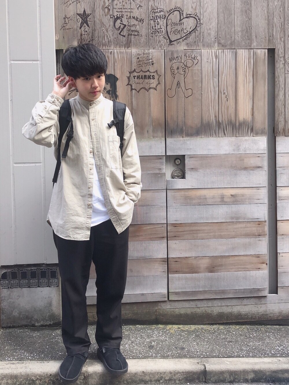 「やっぱりストリートが好き、オーバーサイズ、秋、ゆるコーデ、バンドカラーシャツ、古着、スラックス、リュック、シャツスタイル」｜「usedのアイテム（トップス、ベージュ系）」を使った、よさん（メンズ・160cm）の秋コーディネートの1枚目の写真