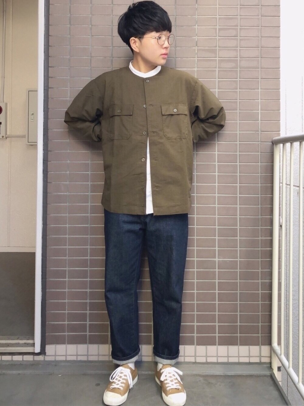 「秋のコーデ、シンプル、ゆるコーデ、無印良品、きれいめカジュアル、デニム、ノーカラーシャツ、バンドカラー、めがね」｜「無印良品のアイテム（ジャケット/アウター、グリーン系）」を使った、よさん（メンズ・160cm）の秋コーディネートの1枚目の写真