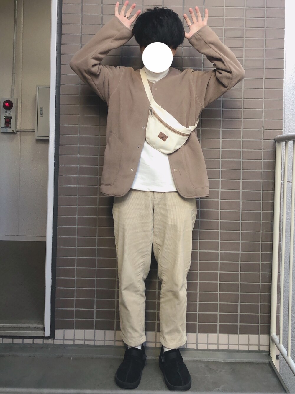 「秋冬コーデ、秋コーデ、ベージュ、コーデュロイ、フリース、ゆるコーデ、シンプル、GU、プチプラ」｜「FREAK'S STOREのPark Deli/パークデリ Fanny Pack/ファニーパック（ボディバッグ/ウエストポーチ、ホワイト系）」を使った、よさん（メンズ・160cm）の秋コーディネートの1枚目の写真