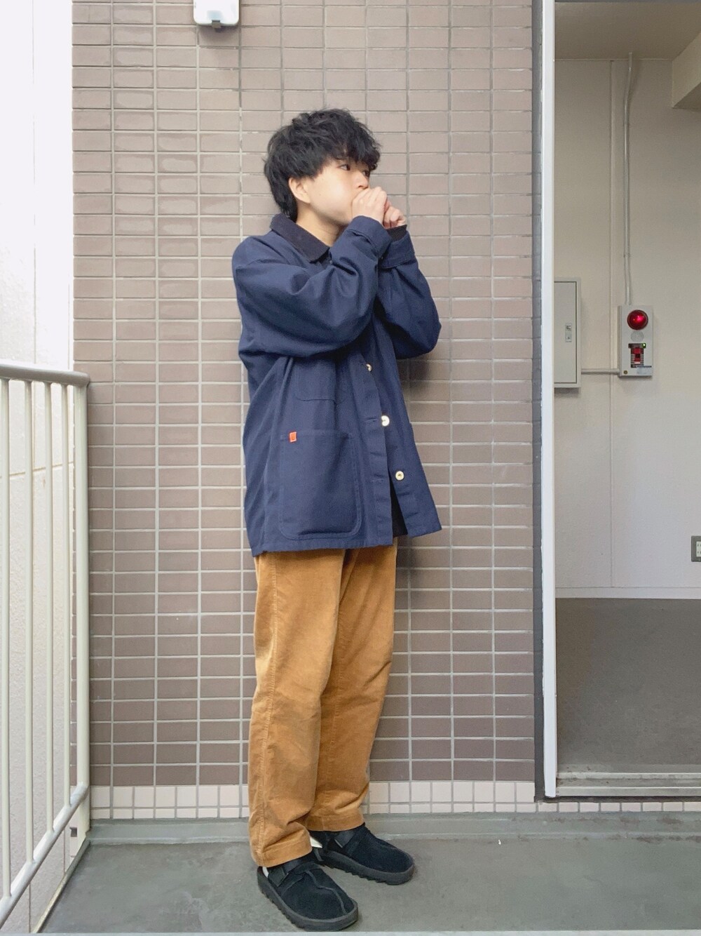 「年末WEAR感謝祭、コーデュロイパンツ、ゆるコーデ、シンプル、オーバーサイズ、カバーオール、ブラウン、coen、reebok」｜「UNIVERSAL OVERALLのUNIVERSAL OVERALL/CORDUROY COLLAR COVERALL（カバーオール、ブルー系）」を使った、よさん（メンズ・160cm）の冬コーディネートの1枚目の写真