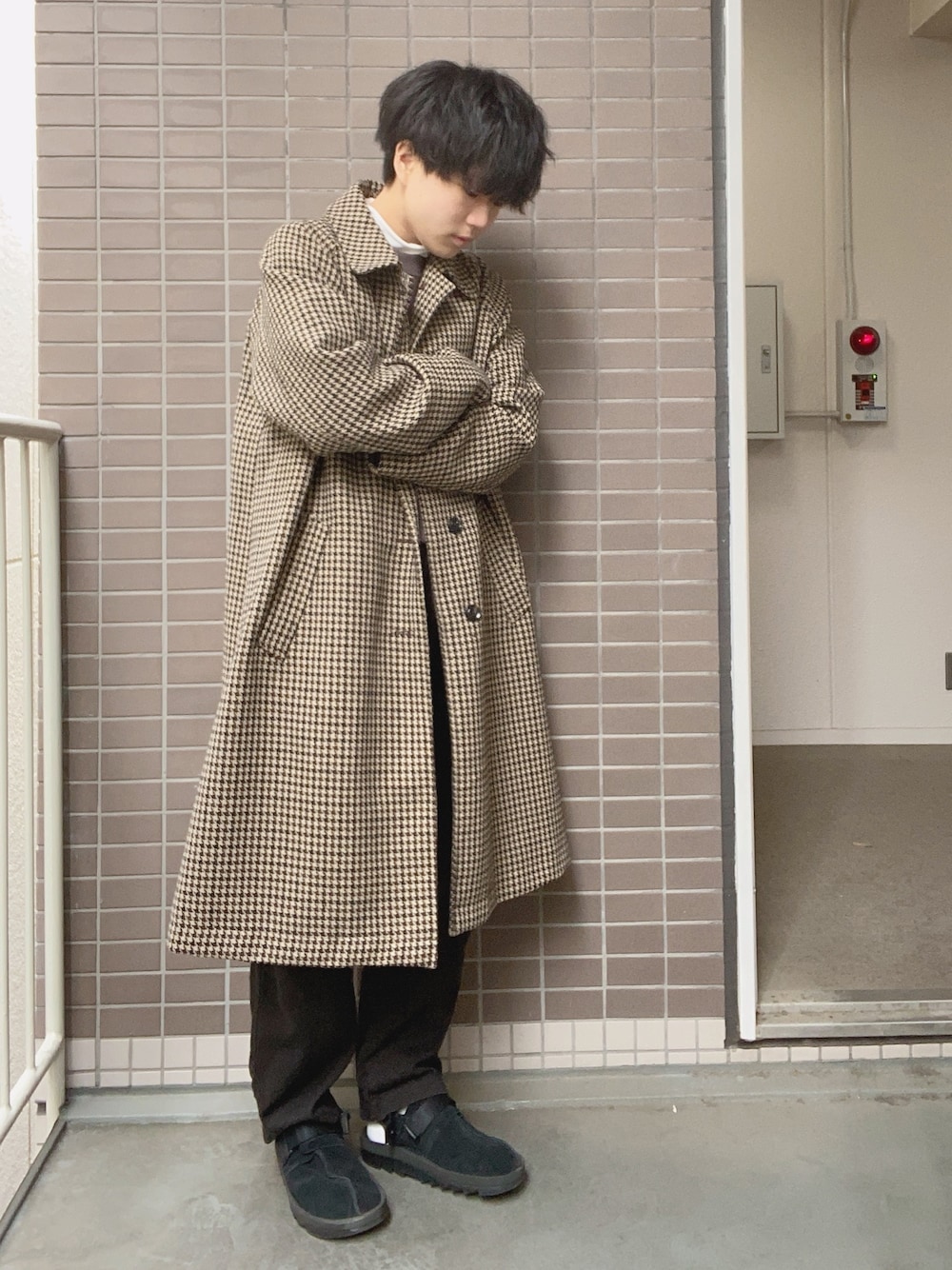 「年末WEAR感謝祭、オーバーサイズ、コート、オーバーサイズコート、ブラウン、シンプルコーデ、ゆるコーデ、coen、スラックス」｜「coenのガンクラブチェックロングステンカラーコート（ステンカラーコート、ブラウン系）」を使った、よさん（メンズ・160cm）の冬コーディネートの1枚目の写真