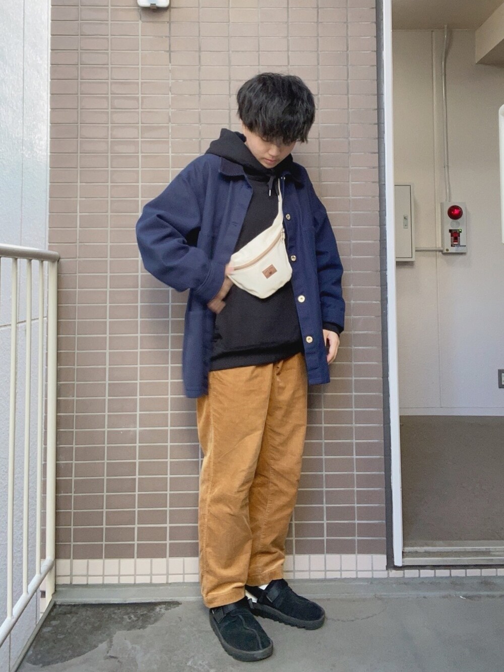 「オーバーサイズ、シンプル、ゆるコーデ、年末WEAR感謝祭、コーデュロイ、カバーオール、パーカー、UNIQLO、coen、ブラウン」｜「UNIVERSAL OVERALLのUNIVERSAL OVERALL/CORDUROY COLLAR COVERALL（カバーオール、ブルー系）」を使った、よさん（メンズ・160cm）の冬コーディネートの1枚目の写真